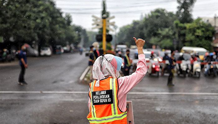 Komunitas Edan Sepur: Relawan Perlintasan yang Mencintai Kereta Api dan Pengendara