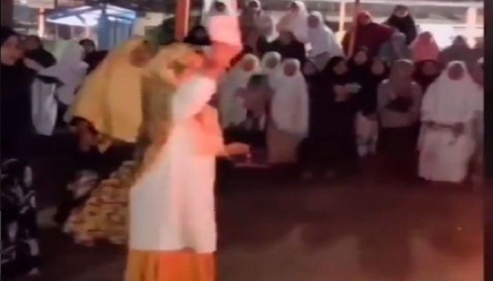 Aksi Guru Ponpes Bakar Handphone Milik Santri Viral di Media Sosial 