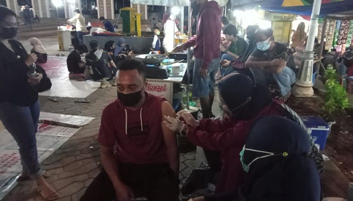 Vaksinasi Malam Hari di Ruang Publik Bekasi Kota