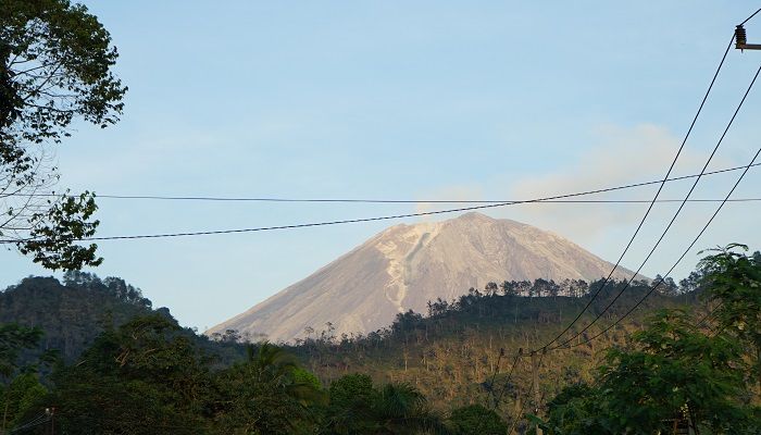 Gunung Semeru Alami 27 Kali Gempa Letusan