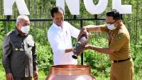 Makna di Balik Penyerahan Air dan Tanah dari 27 Kota-Kabupaten oleh Ridwan Kamil kepada Presiden Jokowi