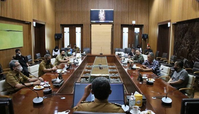 Wali Kota Yana Mulyana Berikan Apresiasi kepada Para Penjaga Kebersihan Kota Bandung