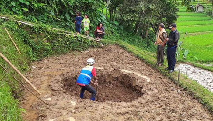 Heboh! Lubang Misterius Tiba-tiba Muncul di Sawah, Begini Penjelasan Pakar Geodesi