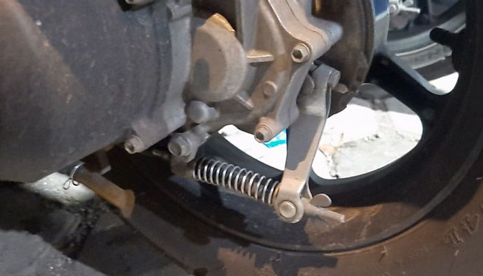 Cara Mudah Seting Rem Tromol Belakang pada Motor, Cukup Dengan Dua Alat Ini