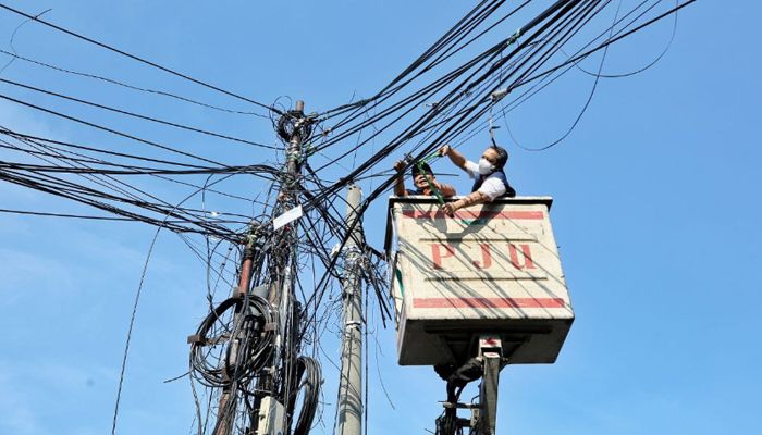 Menuju Bebas Kabel Udara 2023, Pemkot Bandung Lakukan Pemotongan Kabel Lagi di Ruas Jalan Utama Cikapayang