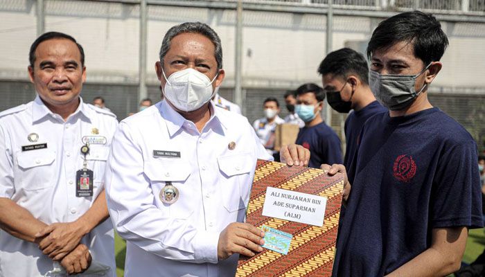 Wali Kota Bandung Serahkan 70 Keping KTP Elektronik Warga Binaan di Rutan Kelas l Bandung