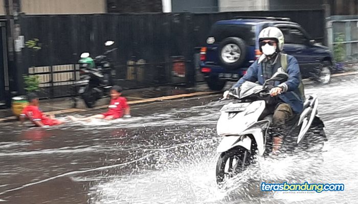 3 Perlengkapan Penting yang Wajib Dibawa Saat Berkendara di Musim Hujan, Nomor 2 dan 3 Paling Sering Diabaikan