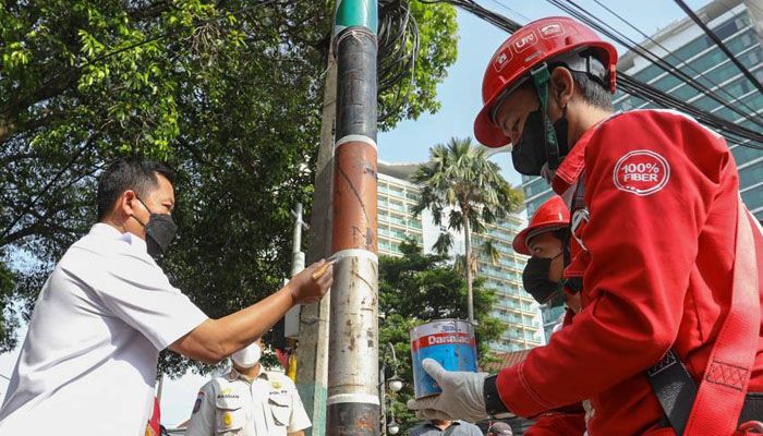 Sambut HJKB, Pemkot Bandung dan Perusahaan Telekomunikasi Cat Tiang dan Kencangkan Kabel Udara