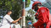 Sambut HJKB, Pemkot Bandung dan Perusahaan Telekomunikasi Cat Tiang dan Kencangkan Kabel Udara