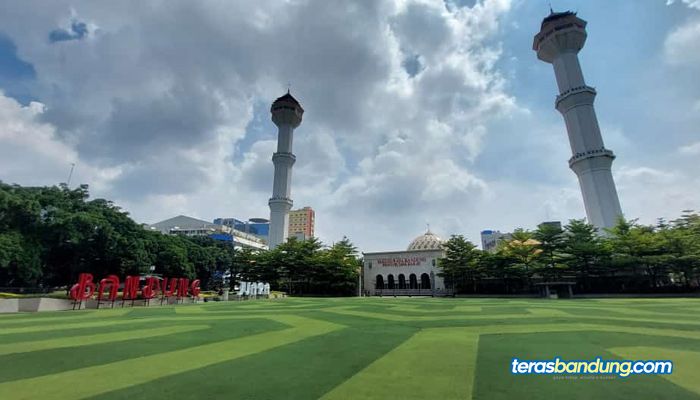 Pemkot Bandung Bakal Tertibkan Kawasan Alun-alun