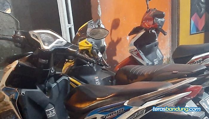 Mengunci Setang Motor ke Kanan Lebih Aman, Mitos atau Fakta?