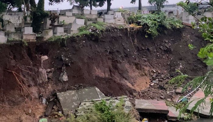 Kirmir Roboh, 10 Makam di TPU Sirnaraga Rusak hingga Kain Kafan Terlihat