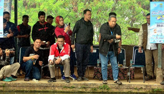 Siswa dan Guru Honorer Sumringah Dapat Kadeudeuh di Fun Fishing Piala Wali Kota Bandung
