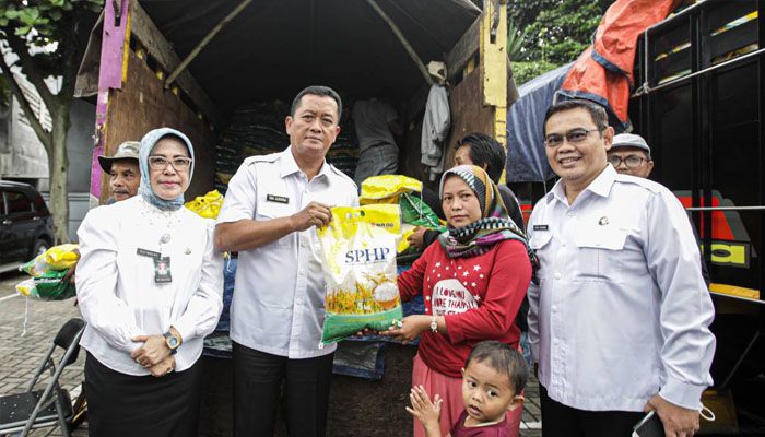 Beras Medium Ludes Diborong Warga, Pemkot Bandung Tambah Jumlahnya di Operasi Pasar Antapani