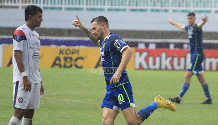 Taklukkan Arema, Persib Geser Lagi Persija 