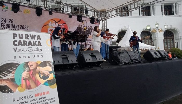 Asah Kemampuan Bermusik, Murid-murid PCMS Kota Bandung Tampil di Halaman Gedung Sate