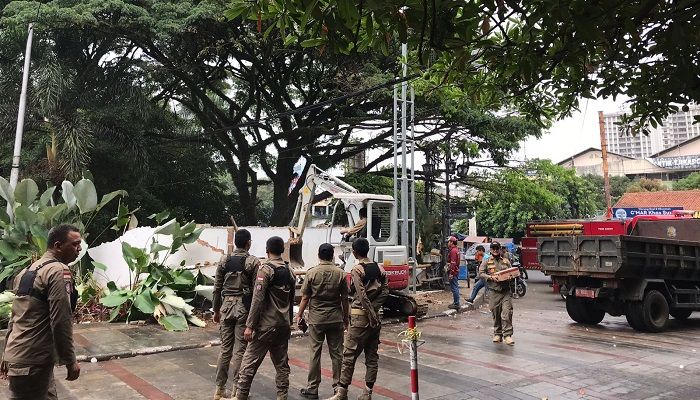 Kembalikan Fungsi RTH, Pemkot Bandung Tertibkan Bangunan Liar di Cikapundung River Spot