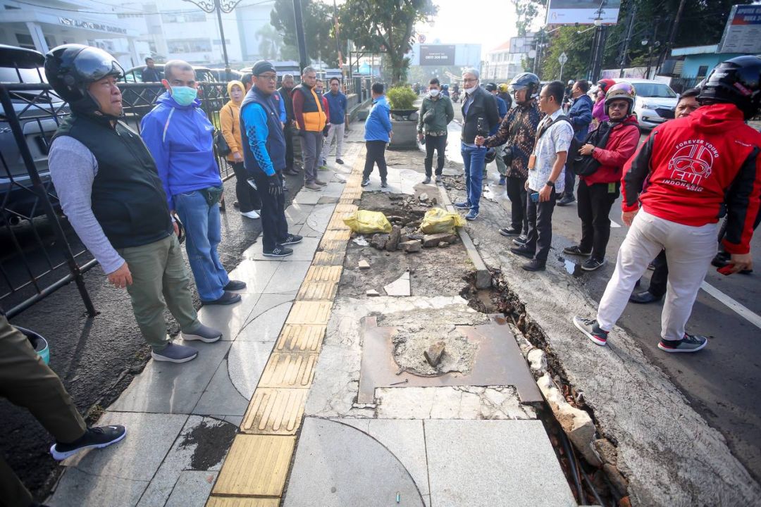 Pemindahan Kabel Udara Ruas Jalan Riau-Banda Kota Bandung Ditargetkan Tuntas Akhir Bulan Ini