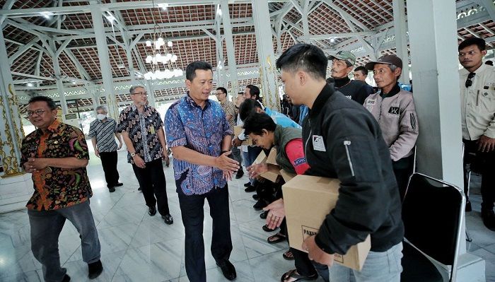 Jaga Kebersihan Kota, Pemkot Bandung Salurkan Bantuan kepada 1.300 Petugas TPS