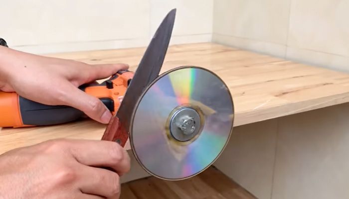 3 Cara Ampuh Mengasah Pisau Jadi Setajam Silet Hanya Dengan CD Bekas, Cek Langsung 