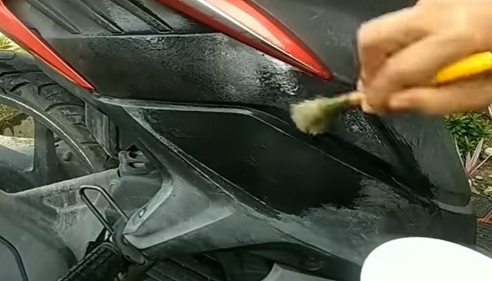 Cara Mudah Menghitamkan dan Mengkilatkan Body Motor Lama Seperti Baru, Hanya Modal 10 Ribu