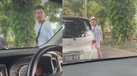 Seorang Pria Emosi Meludahi Mobil di Bandung, Netizen Bantu Cari Nama Pemiliknya