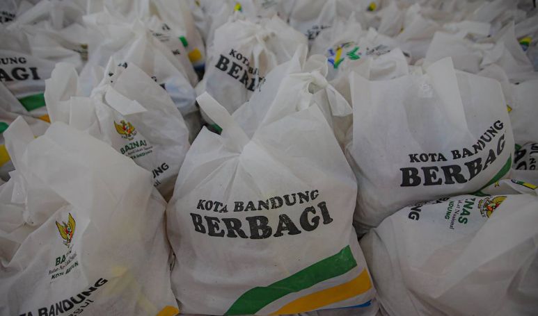 Melalui Bandung Berbagi, 2.805 Paket Sembako Dibagikan untuk Masyarakat Kurang Mampu 