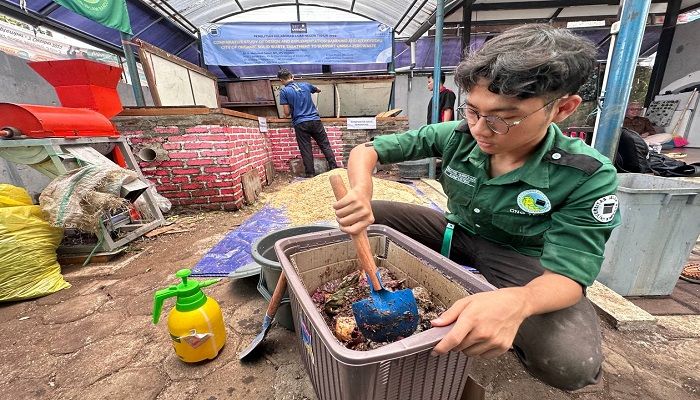Hebat, Mahasiswa Unisba Olah Sampah Kampus Jadi Kompos