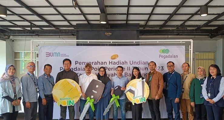 Pegadaian Serahkan Hadiah Mobil Listrik Program Pegadaian Poin 