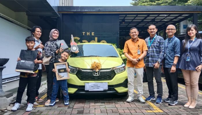 Pegadaian Serahkan Reward Mobil Brio kepada Nasabah Program Mulia