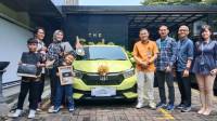 Pegadaian Serahkan Reward Mobil Brio kepada Nasabah Program Mulia