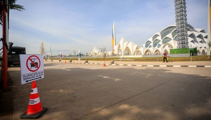 Lurah Cimincrang Tata 120 PKL di Kawasan Masjid Al Jabbar