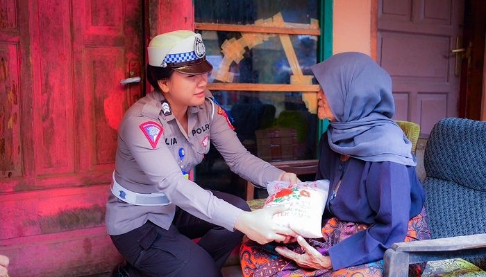 Jumat Berkah, Satlantas Polresta Bandung Bagi-bagi Beras di Baleendah