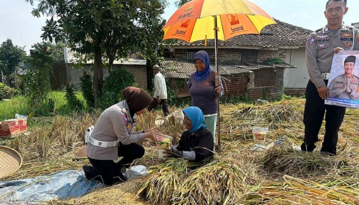 Ramadan Berbagi, Polresta Bandung Bagikan Sembako di Kawasan Cangkuang