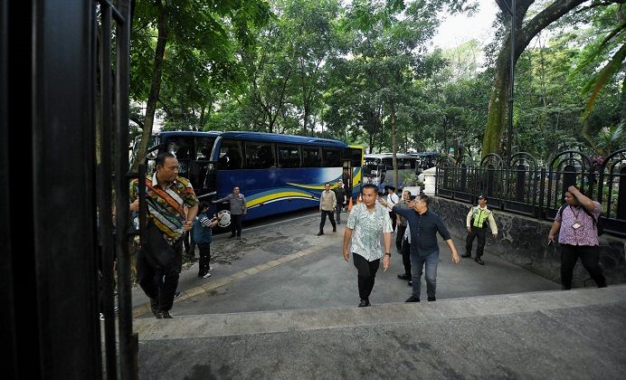 Bey Machmudin Ngantor ke Gedung Sate Naik Bus Bersama Pegawai