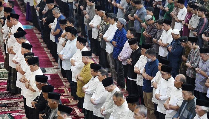 Tarawih Keliling di Pusdai, Bey Serahkan Santunan kepada Duafa dan Marbut