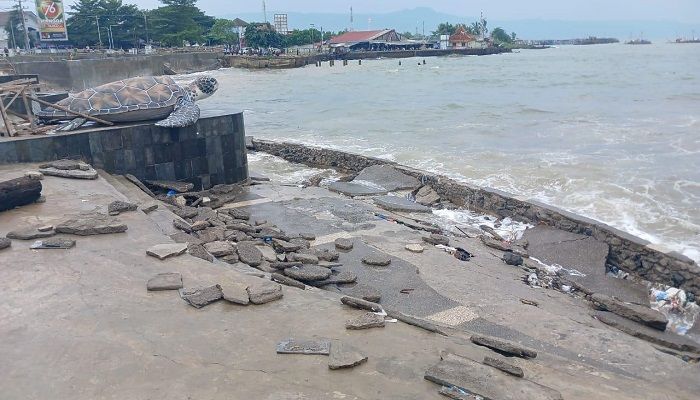 Warga Terdampak Ombak Tinggi Palabuhanratu Masih Tinggal di Pengungsian