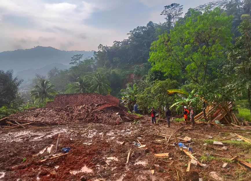 Banjir Bandang dan Longsor Terjang KBB, 9 Orang Hilang Tertimbun