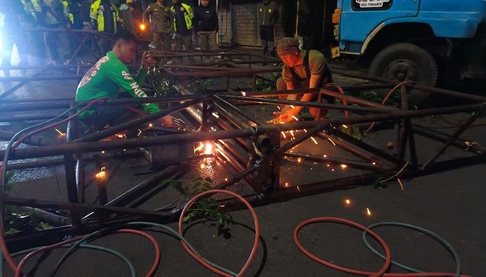 Satpol PP Kota Bandung Tertibkan Sejumlah Reklame Ilegal