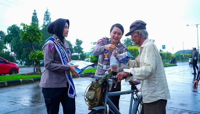 Polresta Bandung Bagikan Takjil Gratis ke Pengguna Jalan di Al Fathu Soreang
