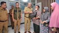 Program Pemkot Bandung Distribusikan Subsidi Kebutuhan Pokok untuk 20.000 KPM Disambut Antusias Warga