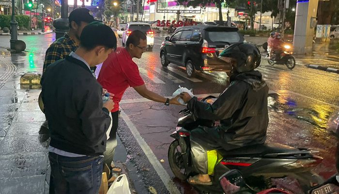 D’Bronx Bagikan Ratusan Takjil Gratis 