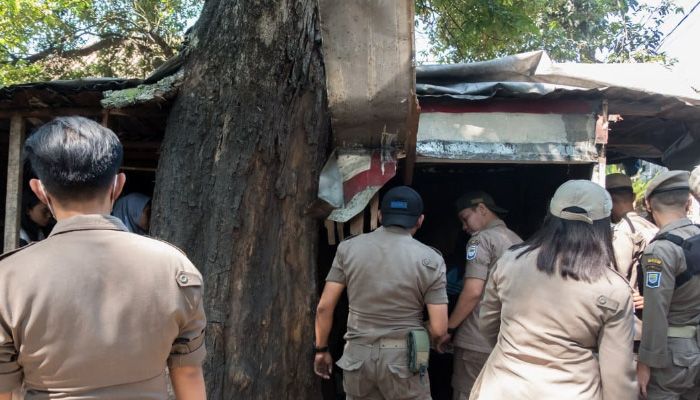 Satpol PP Kota Bandung Tertibkan Bangunan Liar di Jalan Supratman