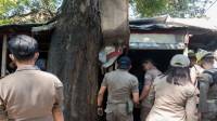 Satpol PP Kota Bandung Tertibkan Bangunan Liar di Jalan Supratman