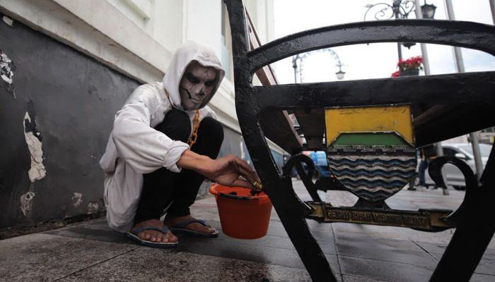 Pegawai Sampai Hantu Bersihkan Kawasan Asia Afrika Sambut AFF 2024