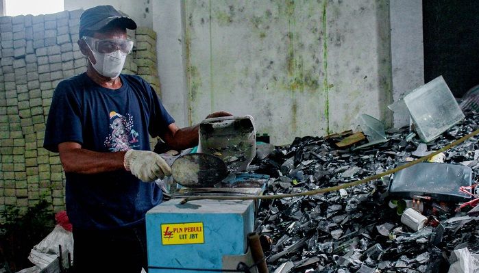 Wujudkan Lingkungan Bersih Jelang Peringatan Hari Lingkungan Hidup, PLN UPT Bandung Kembangkan Inovasi Pengelolaan Limbah Kaca dan Plastik