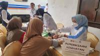 KAI Daop 2 Bandung Gelar Pengobatan Gratis dengan Rail Clinic di Stasiun Cikadongdong