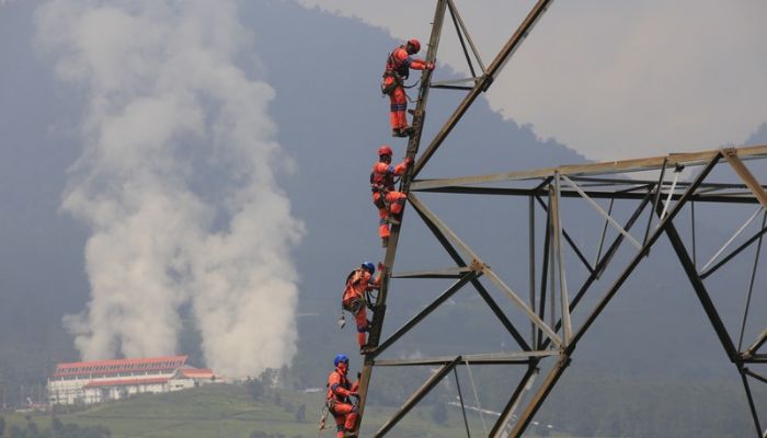 PLN UPT Bandung Perkuat Sistem Kelistrikan lewat Aksi Sigap PDKB di Jalur SUTET 500 KV Tasik - Bandung Selatan