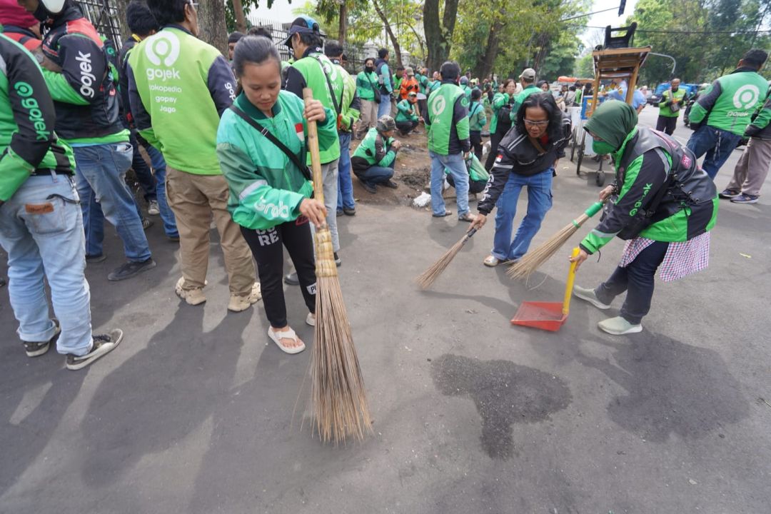 Komunitas Ojol lakukan Aksi Bebersih Kawasan Jalan Diponegoro, Ini Bentuk Kanyaah, Kadeudeuh Untuk Kota Bandung