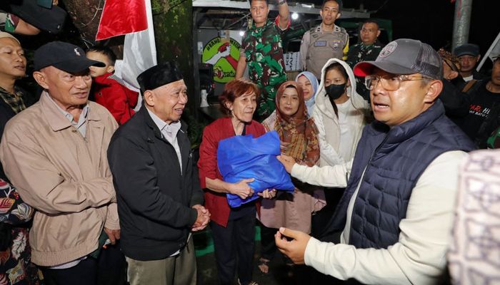 Berkeliling Pantau Siskamling, Wali Kota Bandung Salurkan Bansos Lansia 